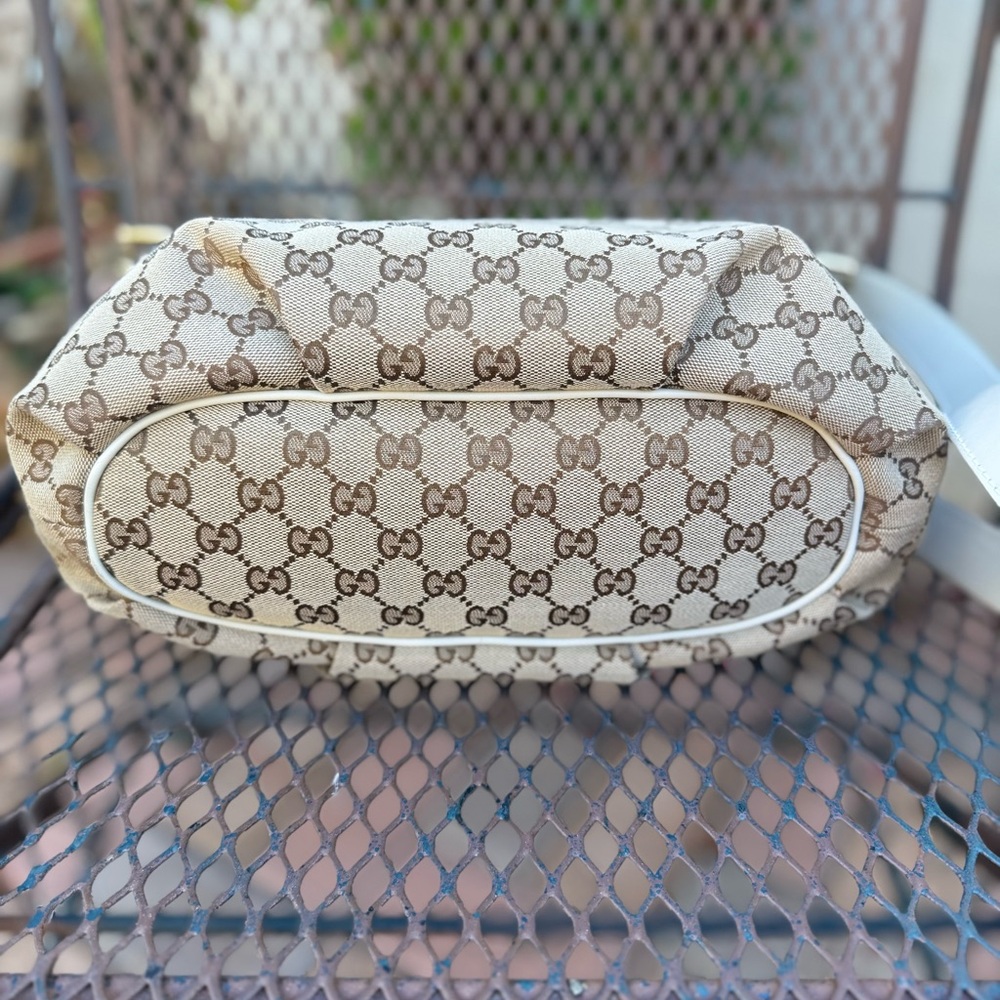 Gucci Beige Monogram Shoulder Bag - Picture 15 of 16
